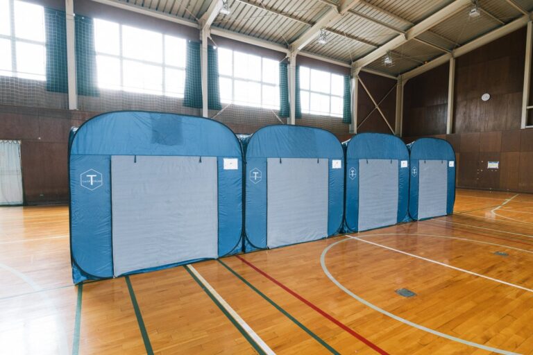 シェルパー 4基を横に並べた設置例(体育館の避難所)